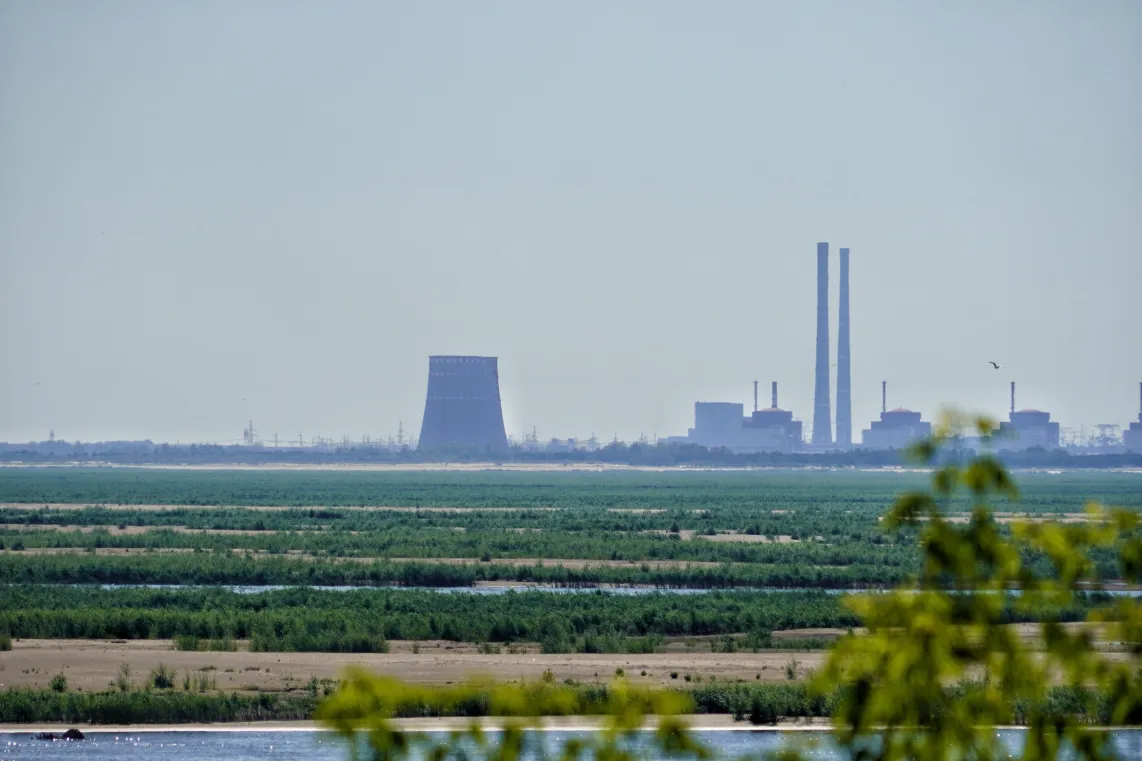 Widok z Nikopolu na elektrownie jądrową w Enerhodarze Fot. PAP/Alena Solomonova