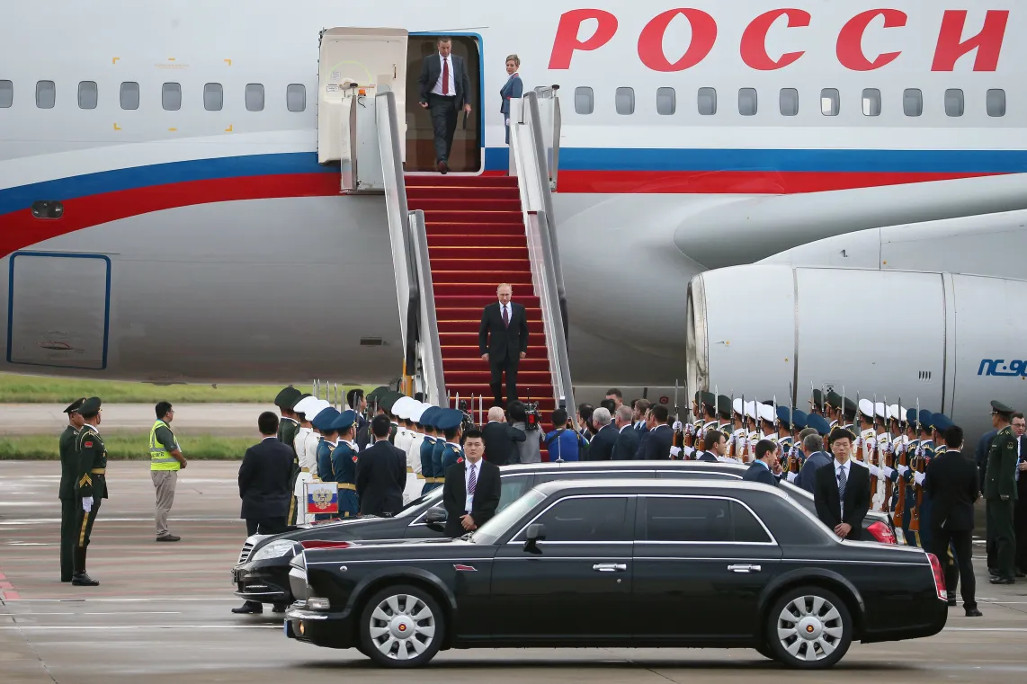 Władimir Putin wychodzący z samolotu. Fot.  EPA/WU HONG / POOL