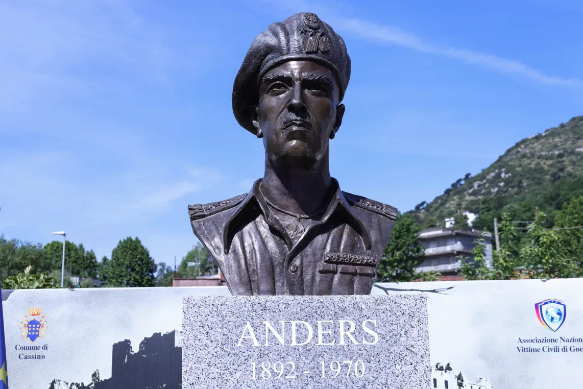 Popiersie Generała Władysława Andersa w Cassino. Fot. PAP/Albert Zawada