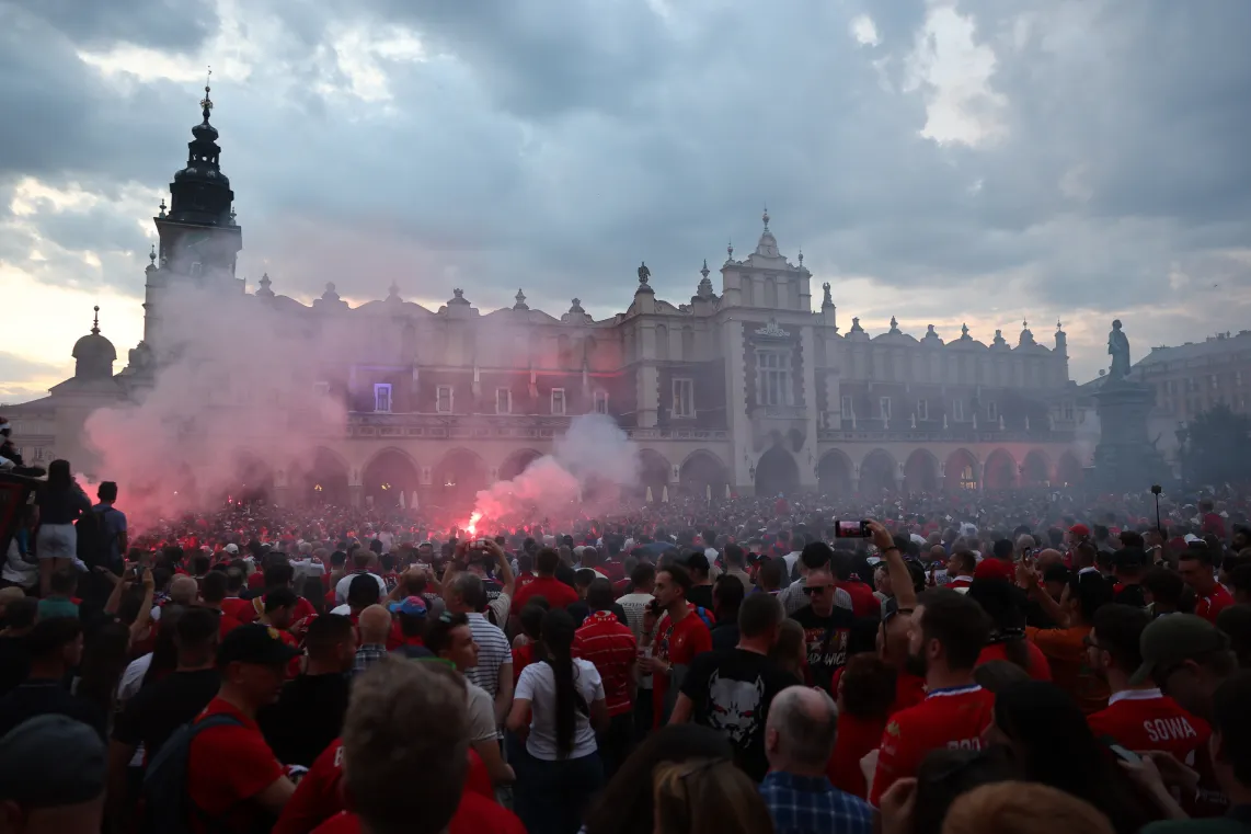 Kibice Wisły Kraków świętują awans do Ekstraklasy na Rynku Głównym w Krakowie. Fot. PAP/Art Service