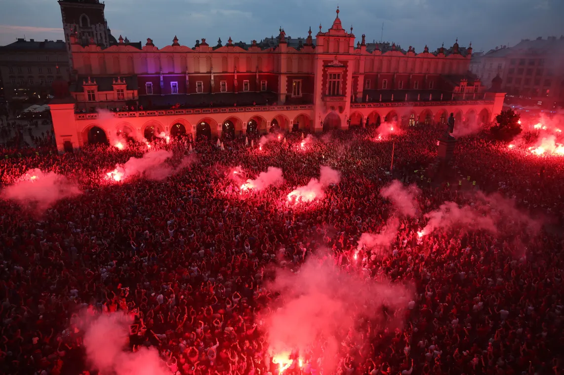 Kibice Wisły Kraków świętują awans do Ekstraklasy na Rynku Głównym w Krakowie. Fot. PAP/Art Service