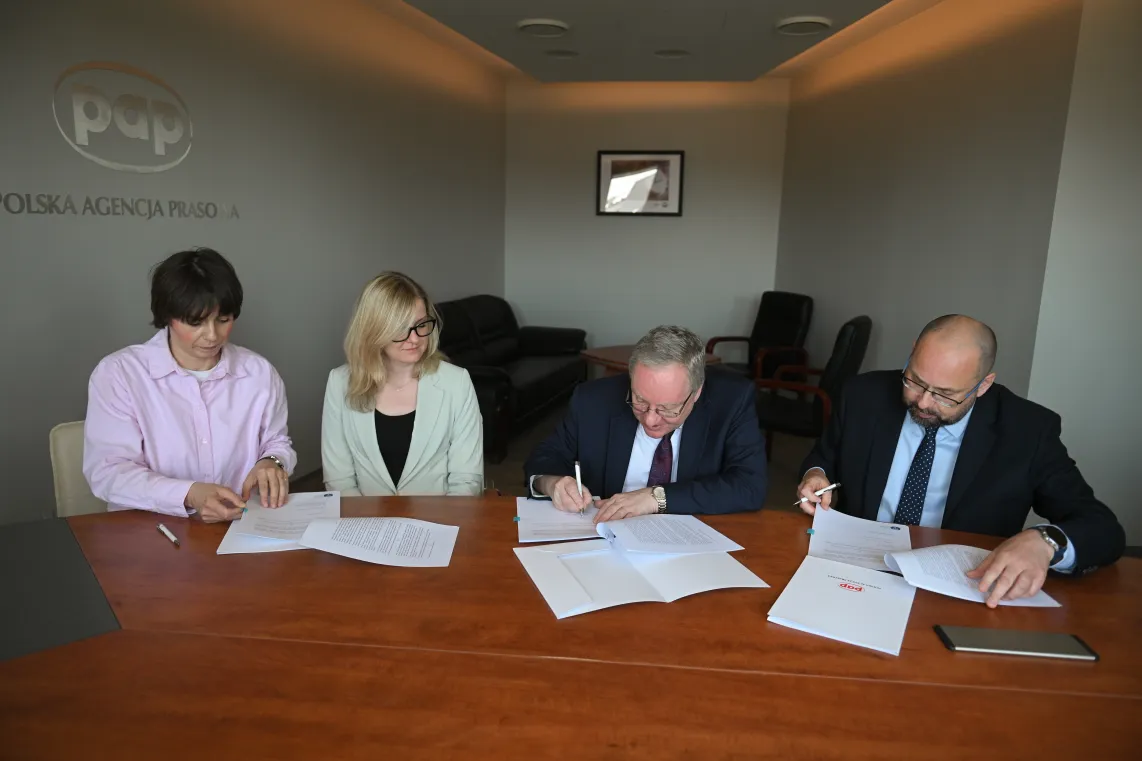 PAP i Fundacja Polskiej Agencji Prasowej oraz Uniwersytet Wrocławski podpisały porozumienie o współpracy. Fot. PAP/Marcin Obara