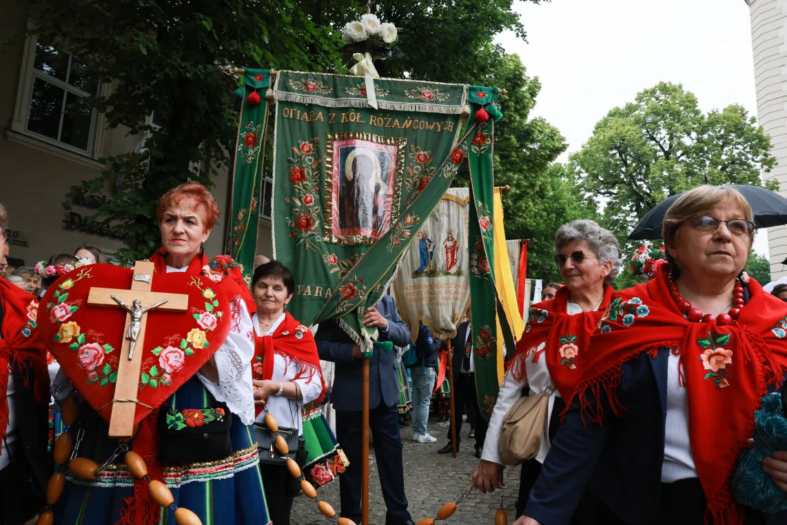 Procesja Bożego Ciała w Łowiczu. Fot. PAP/Marian Zubrzycki