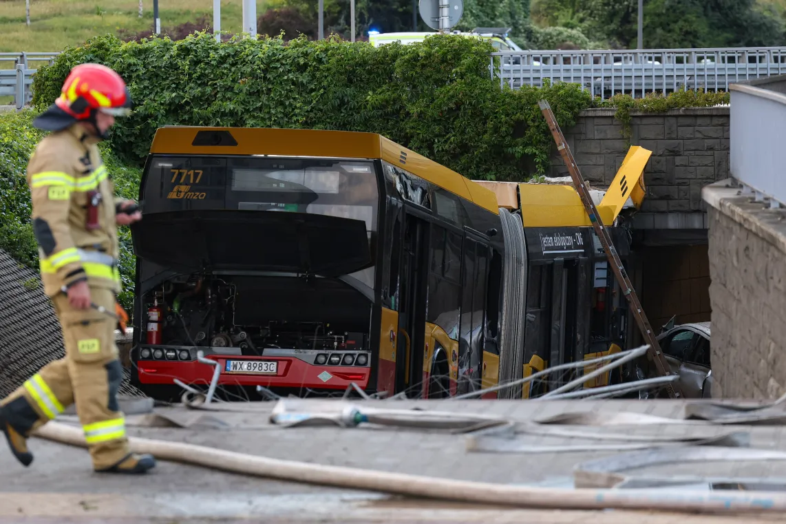 Miejsce wypadku autobusu. Fot. PAP/Paweł Supernak