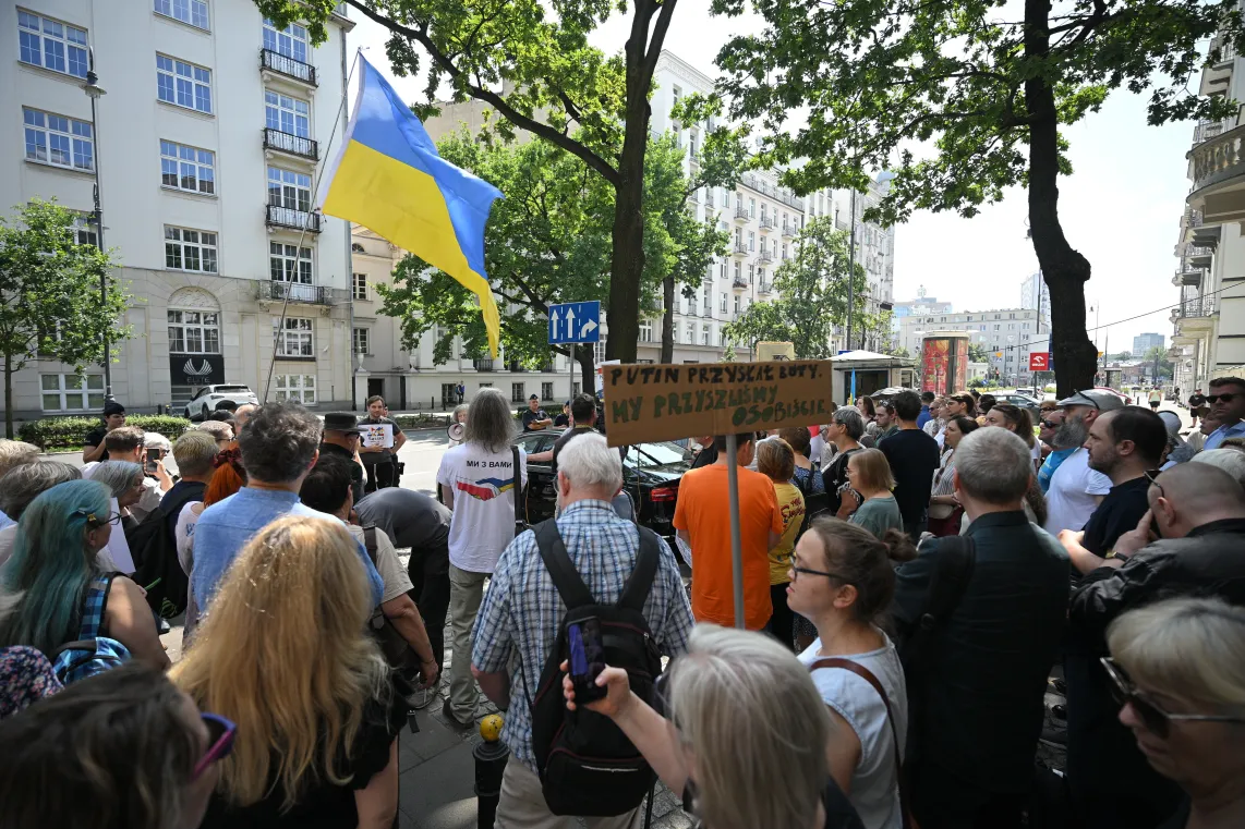 „Manifestacja przeciwko nienawiści/ Manifestacja Przyjaźni z Ukrainą” przed ambasadą Ukrainy w stolicy. Fot. PAP/Marcin Obara