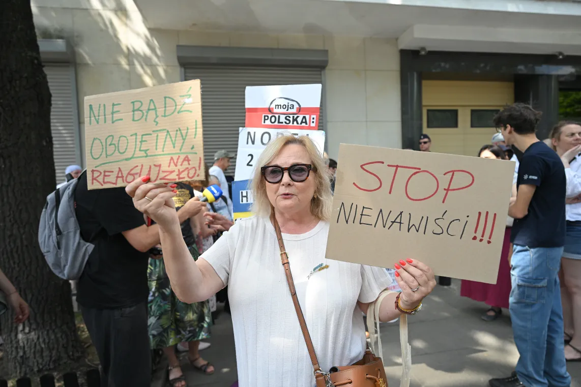 „Manifestacja przeciwko nienawiści/ Manifestacja Przyjaźni z Ukrainą” przed ambasadą Ukrainy w stolicy. Fot. PAP/Marcin Obara
