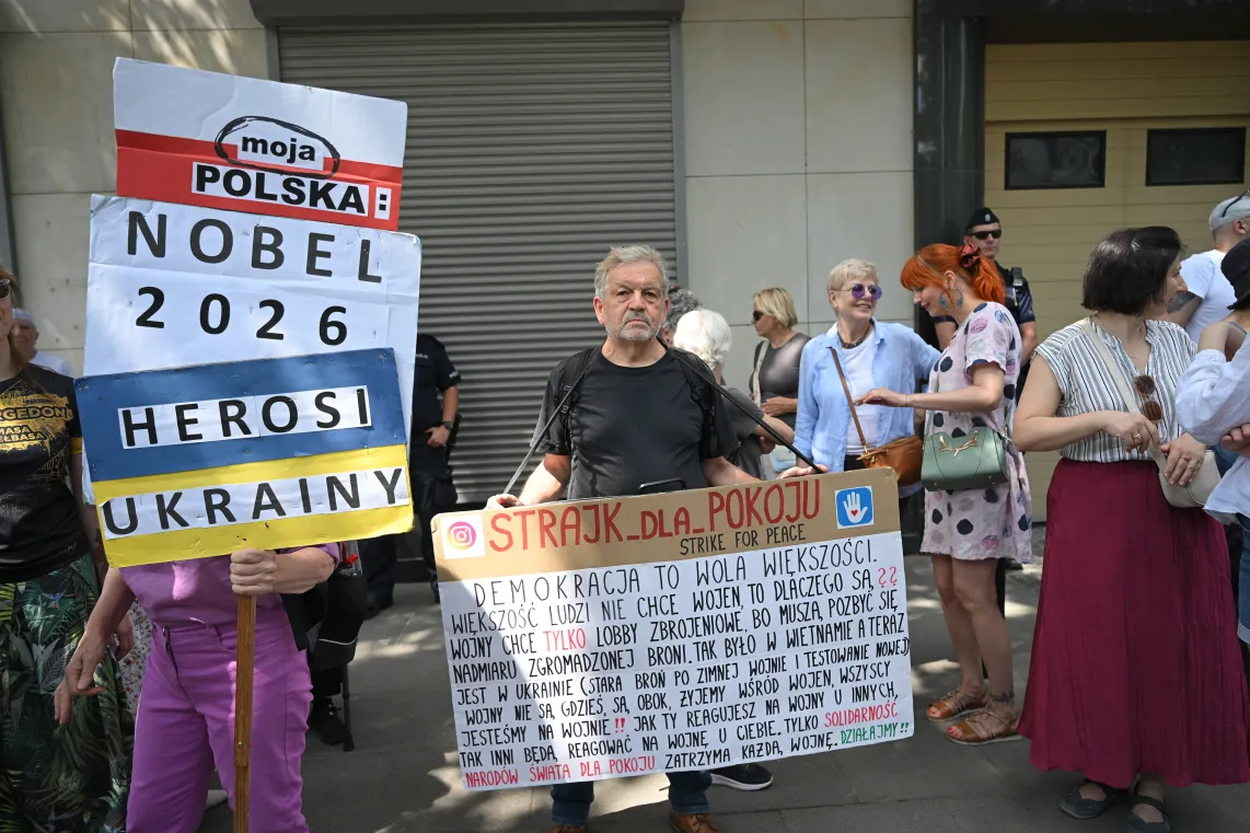 „Manifestacja przeciwko nienawiści/ Manifestacja Przyjaźni z Ukrainą” przed ambasadą Ukrainy w stolicy. Fot. PAP/Marcin Obara