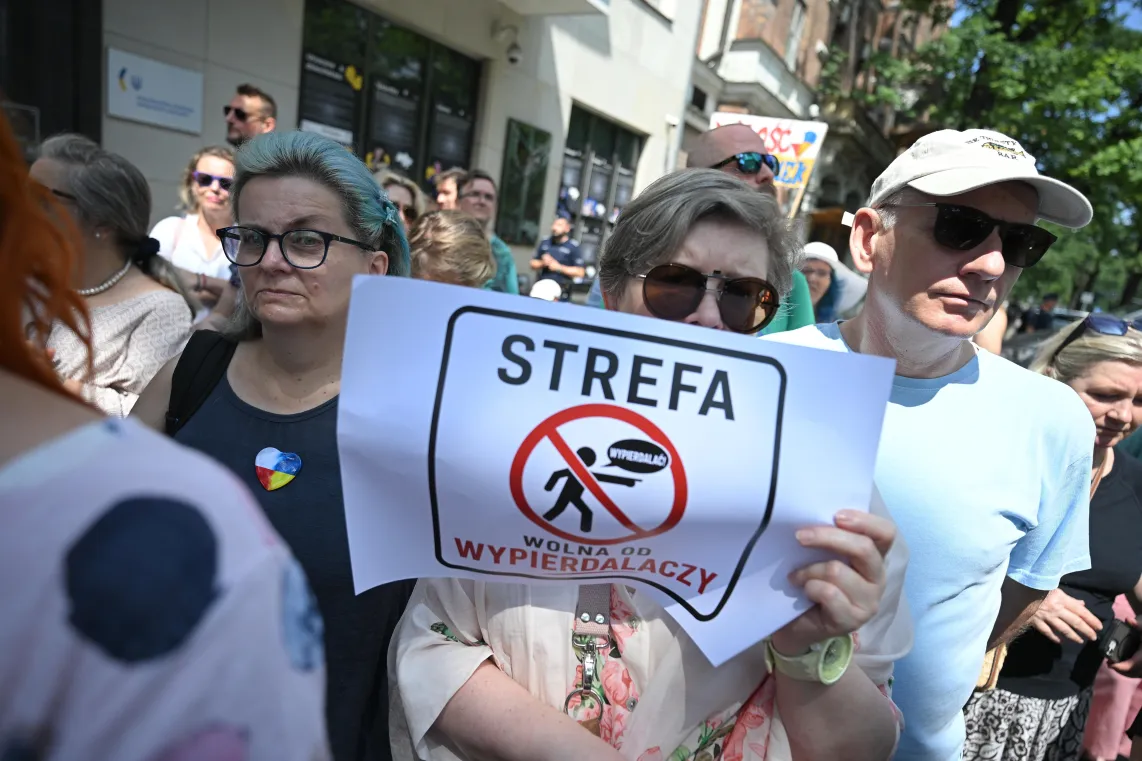 „Manifestacja przeciwko nienawiści/ Manifestacja Przyjaźni z Ukrainą” przed ambasadą Ukrainy w stolicy. Fot. PAP/Marcin Obara