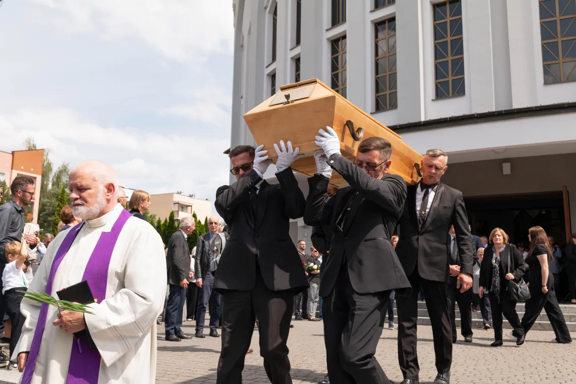 Uroczystości pogrzebowe byłego rektora Katolickiego Uniwersytetu Lubelskiego ks. prof. Andrzeja Szostka na cmentarzu przy ul. Unickiej w Lublinie. Fot. PAP/Karol Zienkiewicz