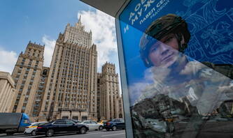 Плакат, який заохочує до долучення до лав російських військ біля Міністерства закордонних справ Росії. Fot. PAP/EPA/YURI KOCHETKOV