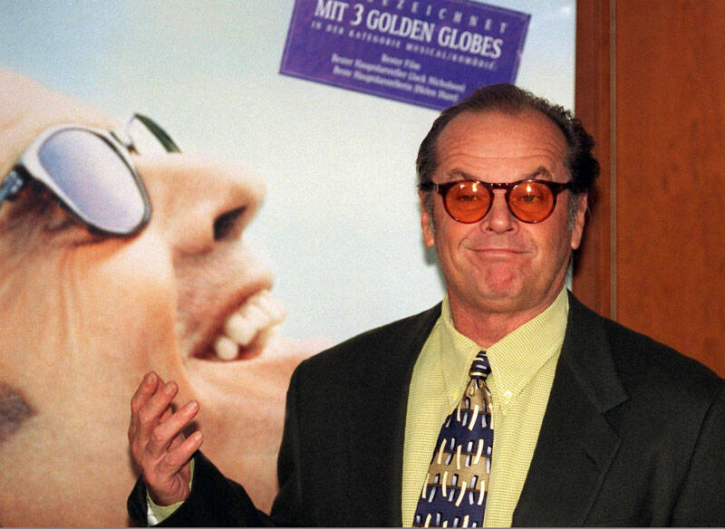 Jack Nicholson pozuje przed plakatem swego filmu Lepiej być nie może. Fot. PAP/CAF-EPA