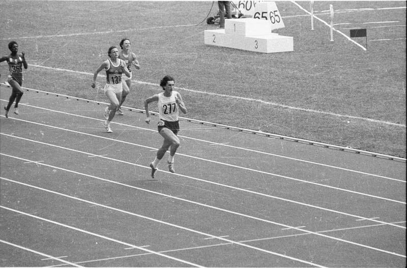 Kanada, Montreal, 1976-08-02. W dniach 17.07.-01.08. odbyła się olimpiada w Montrealu. Polacy zdobyli 24 medale, w tym 7 złotych. Nz. Złota medalistka Irena Szewińska finiszuje w biegu na 400 m. KM Fot. PAP/CAF/Zbigniew Matuszewski