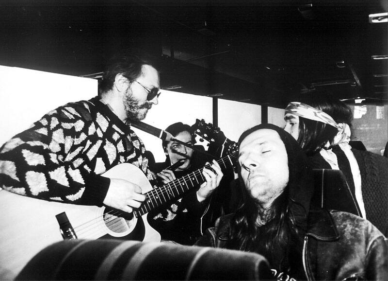 1991 rok. Ryszard Riedel - wokalista zespołu Dżem, drzemie w autobusie wiozącym zespół w jedną z licznych tras koncertowych. Fot. PAP/Jerzy Linder