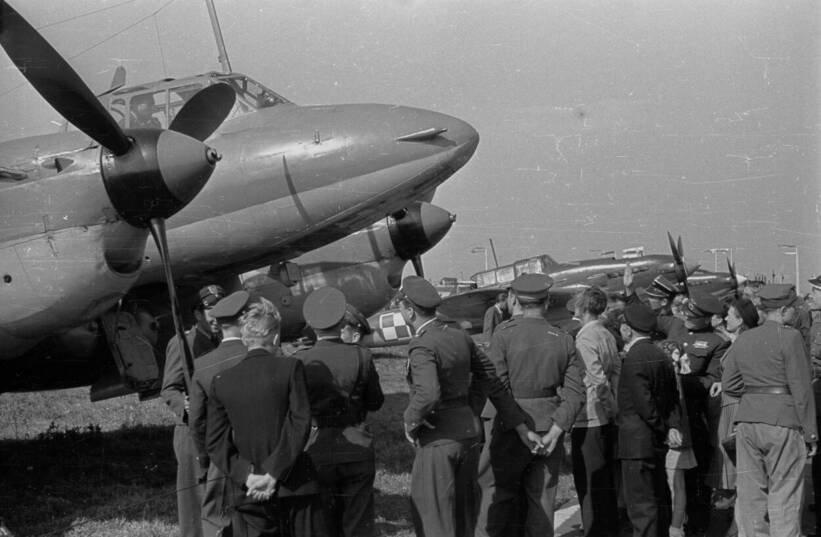 Warszawa, 1948-09-05. Święto Lotnictwa, uroczystości na lotnisku Okęcie, prezentacja samolotów