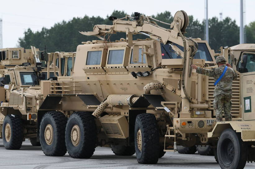 Amerykański sprzęt wojskowy przygotowywany do transportu w gdyńskim porcie. Fot. PAP/Adam Warżawa
