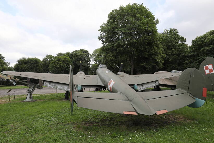 Trzymiejscowy nurkujący samolot bombowy Pe-2 w Muzeum Wojska Polskiego w Warszawie