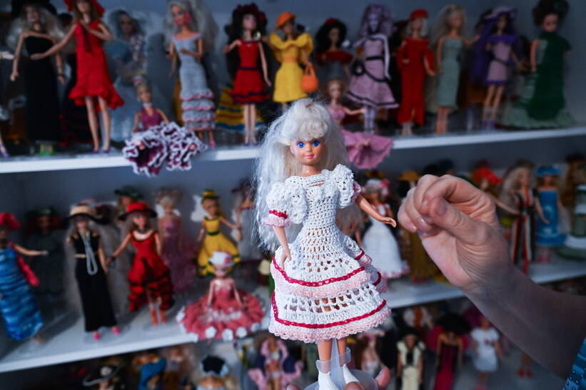  Liczący ponad 1000 sztuk największy zbiór lalek Barbie w Polsce prezentowany w mieszkaniu jej właścicielki pani Bogusławy Ciasnochy w Szczecinie. Fot. PAP/Marcin Bielecki