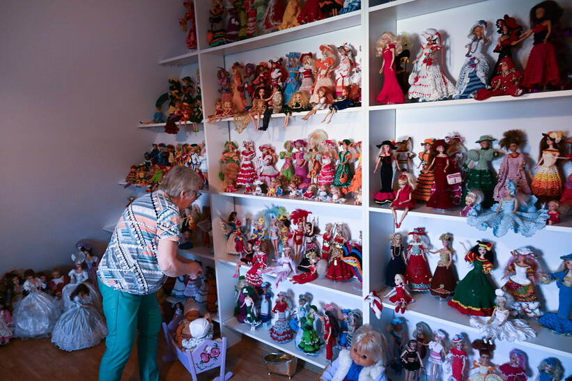  Liczący ponad 1000 sztuk największy zbiór lalek Barbie w Polsce prezentowany w mieszkaniu jej właścicielki pani Bogusławy Ciasnochy w Szczecinie. Fot. PAP/Marcin Bielecki