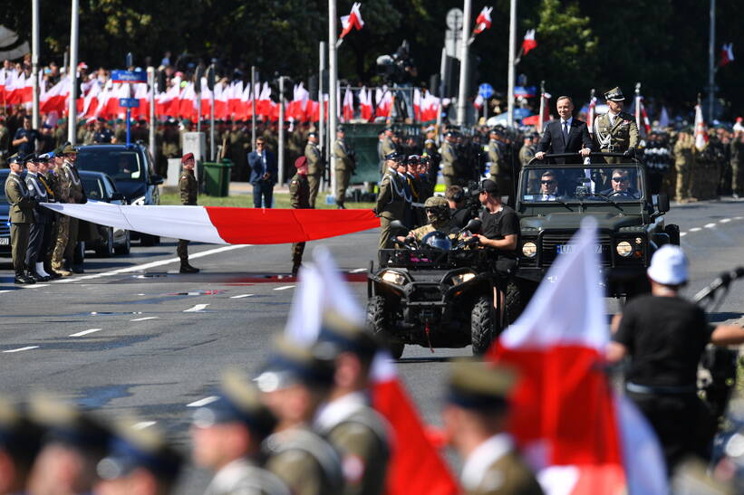 O paradă militară a mărșăluit pe străzile Varșoviei sub sloganul „Alb și roșu puternic” [NASZE WIDEO]