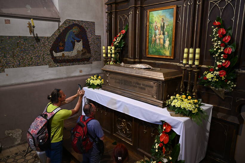 Relikwiarz w kształcie sarkofagu, z doczesnymi szczątkami błogosławionych członków rodziny Ulmów w bocznym ołtarzu kościoła pw. św. Doroty w Markowej. Fot. PAP/Darek Delmanowicz