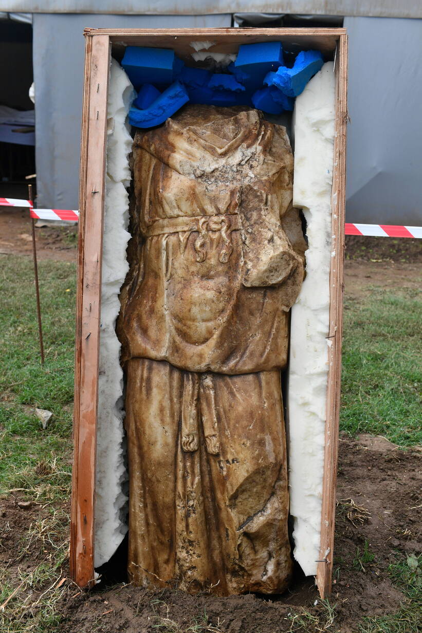 Wykopaliska w Chellah. Rzeźba przedstawiająca kobietę. Fot. PAP/EPA/JALAL MORCHIDI