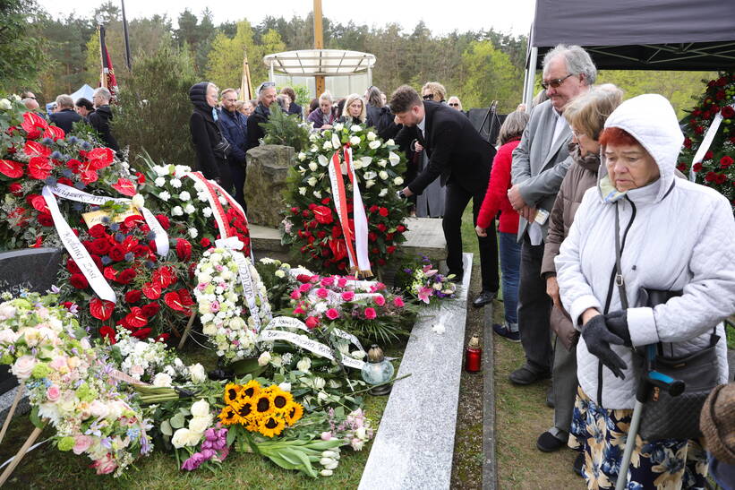 Pogrzeb aktorki Zofii Kucówny na Cmentarzu Parafialnym Konstancin-Jeziorna. Fot. PAP/Rafał Guz