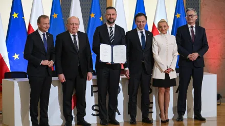 Umowa dot. programu SAFE podpisana. Fot. PAP/Marcin Obara