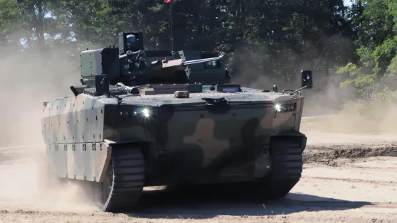 Pierwszych 15 seryjnych wozów bojowych Borsuk zostało w czwartek przekazanych wojsku. Fot. PAP/	Jakub Borowski