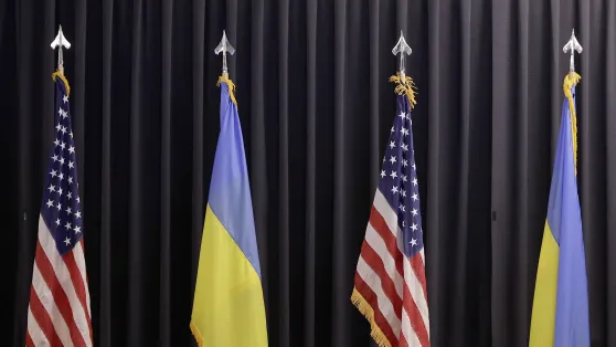 Прапори США та України. Fot. PAP/EPA/RONALD WITTEK