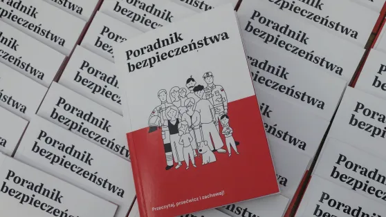 Poradnik bezpieczeństwa Fot. PAP/Tomasz Gzell
