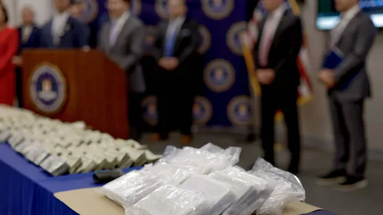 Zarekwirowana gotówka, fentanyl i pistolet w siedzibie Federalnego Biura Śledczego (FBI) Fot. PAP/EPA/ERIK S. LESSER