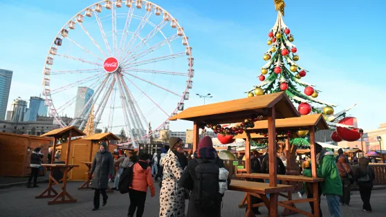 Jarmark Bożonarodzeniowy na placu Defilad w Warszawie. Fot. PAP/Marcin Obara
