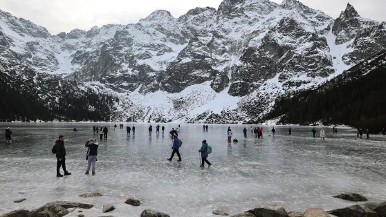 Turyści na zamarzniętej tafli Morskiego Oka w Zakopanem Fot. PAP/Grzegorz Momot