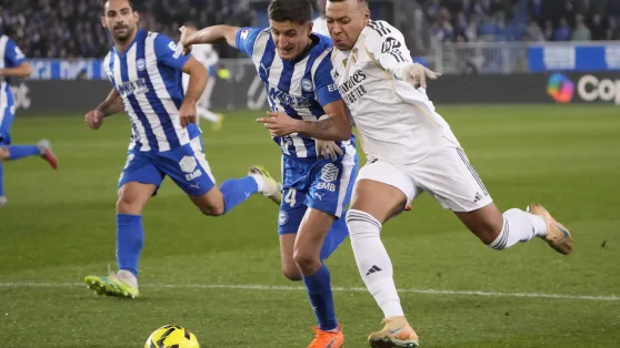 Nahuel Tenaglia i Kylian Mbappe. Fot. PAP/EPA/Adrian Ruiz de Hierro