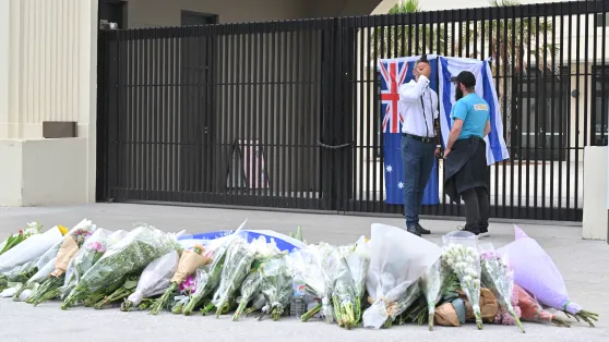 Kwiaty w hołdzie ofiarom tragedii na plaży Bondi w Sydney Fot. PAP/EPA/MICK TSIKAS