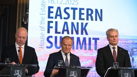  Premier RP Donald Tusk (C), premier Bułgarii Rosen Żelazkow (L) i prezydent Litwy Gitanas Nauseda (P) na konferencji prasowej w ramach Szczytu Wschodniej Flanki w Helsinkach, fot. PAP/Marcin Obara