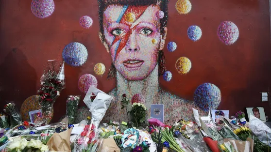 Mural z wizerunkiem Davida Bowiego w Londynie po śmierci artysty Fot. PAP/EPA/ANDY RAIN