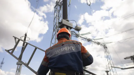 Робітники ремонтують об'єкт енергетичної інфраструктури, який був пошкоджений ракетним ударом. Фотоілюстрація. Fot. PAP/EPA/STANISLAV KOZLIUK 