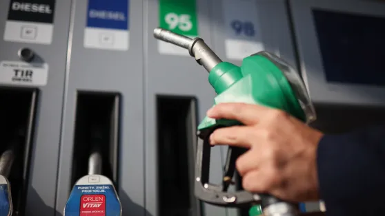 Tankowanie paliwa. Fot. PAP/	Leszek Szymański