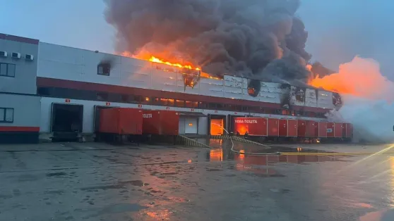 Пожежа після влучання російського дрону по терміналу "Нової пошти" у Луцьку. Fot. Facebook / Нова Пошта