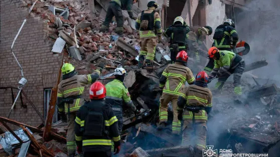 У місті Дніпро на місці зруйнованої росіянами п'ятиповерхівки триває пошуково-рятувальна операція. Fot. Facebook/МВС України