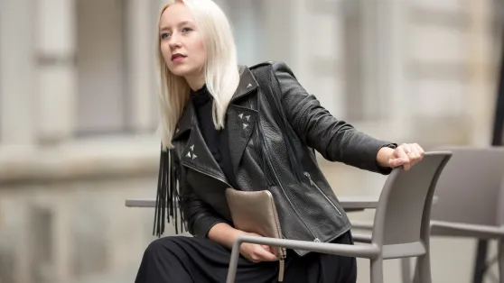  Sesja modowa. Kobieta w skórzanej kurtce. Fot. PAP/Kalbar