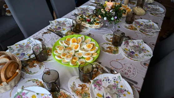 Śniadanie wielkanocne. Fot. PAP/Darek Delmanowicz