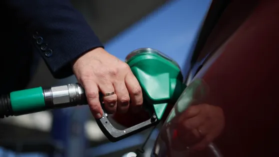 Dystrybutor paliwa na stacji benzynowej. Fot. PAP/Leszek Szymański