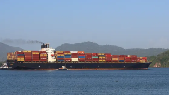 Statek tranzytowy w kanale panamskim. Zdj. Ilustracyjne. Fot. PAP/ EPA/Carlos Lemos