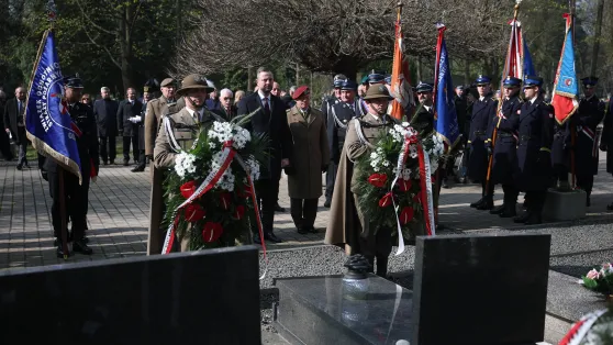 Віцепрем’єр Польщі Владислав Косіняк-Камиш покладає вінок під час пам’ятних заходів на могилах жертв смоленської катастрофи. Раковицький цвинтар. Краків. 10 квітня 2026 р.  Fot. PAP/Łukasz Gągulski