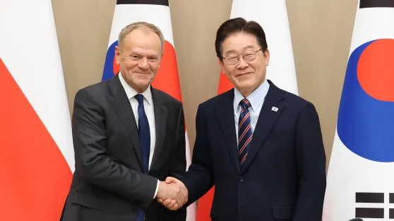 Дональд Туск і Лі Чже Мьон. Fot. PAP/EPA/Chung Sung-Jun / POOL