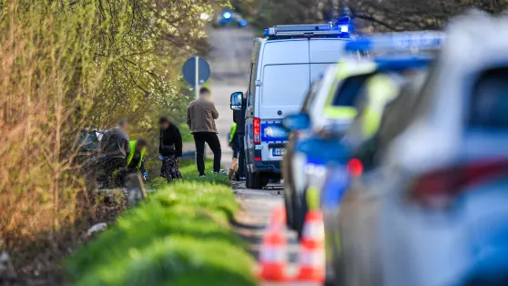  Policja i prokuratura pracują na miejscu wypadku w Dąbrowie Górniczej gdzie zginął poseł Lewicy, Łukasz Litewka. Fot. PAP/Art Service