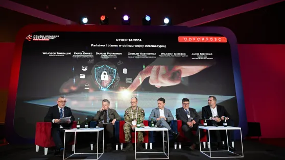 Od lewej: prowadzący, redaktor naczelny Polskiej Agencji Prasowej Wojciech Tumidalski, zastępca szefa KPRM Jakub Stefaniak, zastępca Dowódcy Komponentu Wojsk Obrony Cyberprzestrzeni płk. Paweł Doniec, dyrektor zarządzający Dell Technologies Polska Dariusz Piotrowski, prezes zarządu Polskiej Wytwórni Papierów Wartościowych Zygmunt Kostkiewicz oraz prezes Krajowej Rady Radców Prawnych Włodzimierz Chróścik. Fot. PAP/Marcin Obara