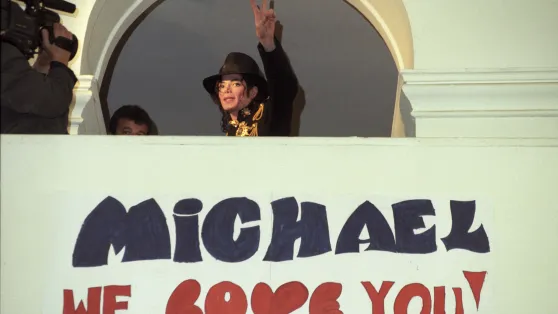 Michael Jackson z wizytą w warszawskim liceum im. Stefana Batorego Fot. PAP/Jacek Turczyk